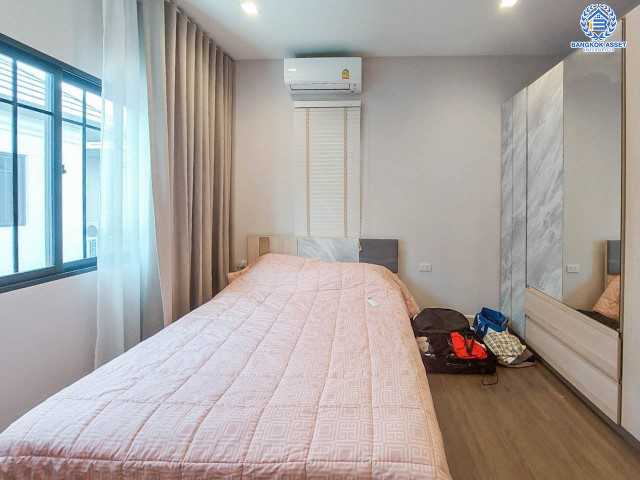 *****บ้านเดี่ยวมือสองย่านนนทบุรี ม.บางกอกบูเลอวาร์ด แจ้งวัฒนะ2  เนื้อที่กว้างถึง 67 ตร.ว. ฟังก์ชัน 4 ห้องนอน 4 ห้องน้ำ ที่จอดรถ 2 คัน บ้านหลังใหญ่ พื้นที่ใช้สอยกว้างขวาง ทำเลเดินทางสะดวก เชื่อมต่อถนนแจ้งวัฒนะ, ถนนสะพานนนทบุรี-บางบัวทอง, ถนนถนนทางหลวงชนบทนนทบุรี